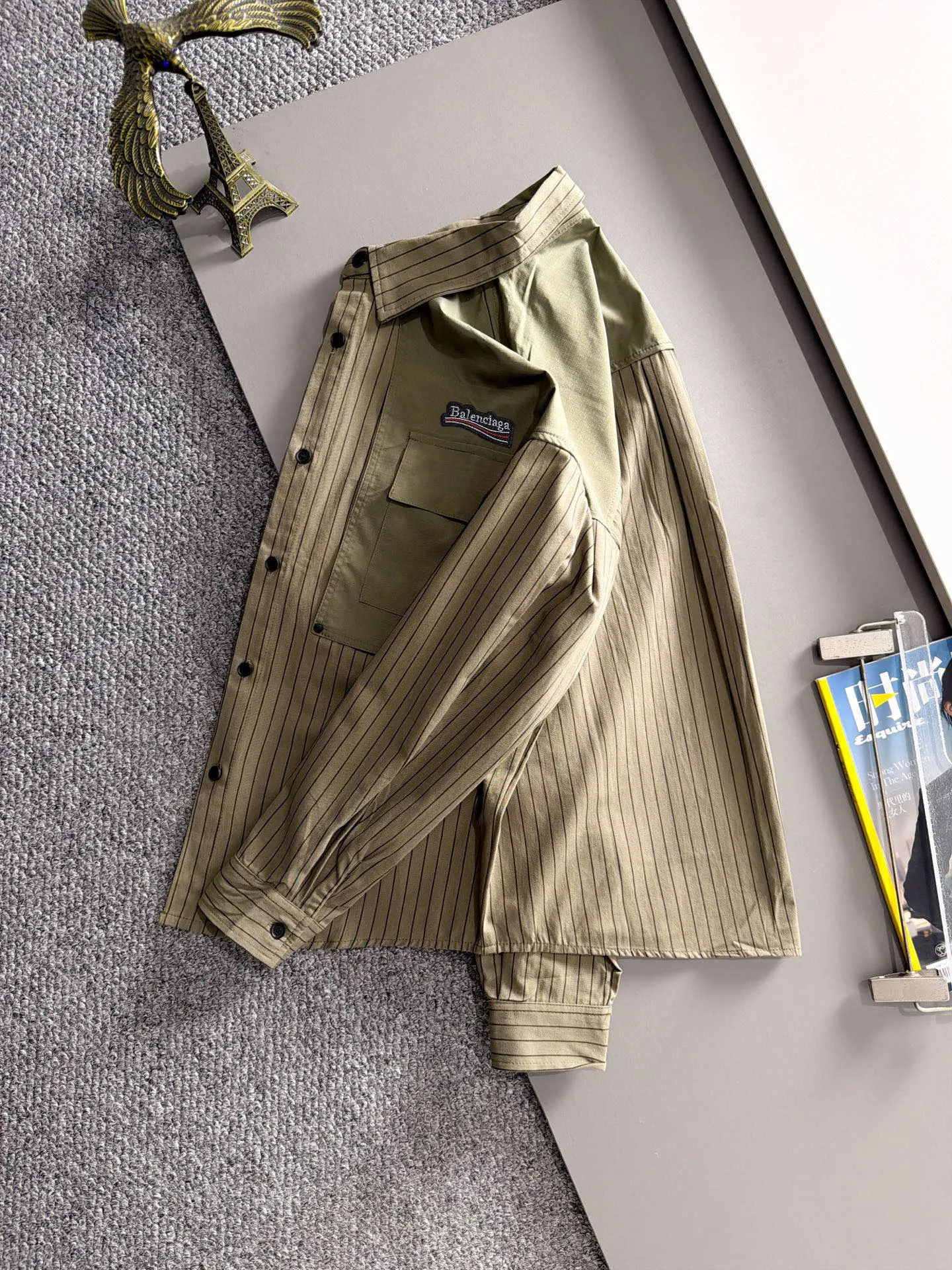 The latest New Arrival shirt in Paris for fall 2026. Complete with three standards, custom-dyed nylon fabric, overall casual and upscale. The fabric texture is relatively thin, very light, and comfortable on the upper body, suitable for early autumn and spring wear. Simple lines, customized hardware zippers, elegant and concise style, lightweight and comfortable to wear, very urban luxury and low-key elegance, with a casual and lazy feeling, the upper body effect is very good, quite wide and stylish, natural drape, simple and elegant! Top luxury Classic The style item is gentle and high-end, quiet but full of power. It perfectly conveys the brand's sense of trend and recognition. The upper body is super cool and stylish, and extremely luxurious. It shows your rank, strength and taste from all aspects! The overall grade is even more obvious. The upper body is comfortable and unconstrained, with a casual and loose effect. Sizes:S-2XL